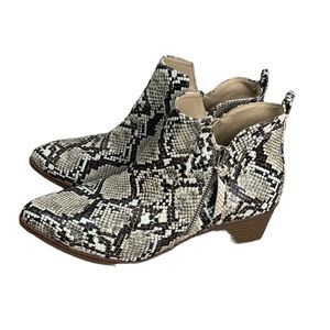 MIA Snakeskin Pointed Toe Short Heel Ankle Bootie Boots Size 9 NWOT
